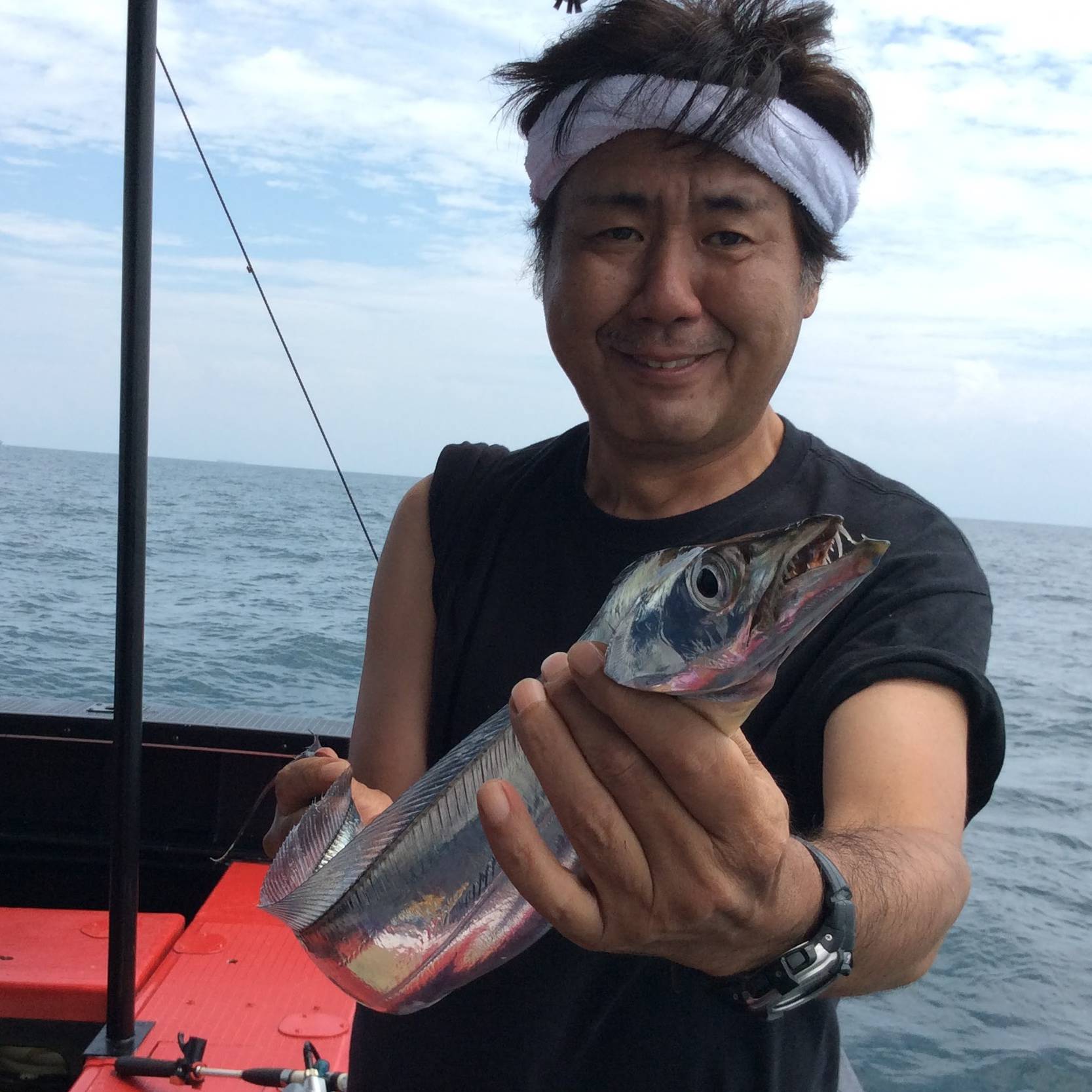 いつも陽気なS様。このタチウオの角度には何か秘密があるのでしょうか(; ・`ω・´)