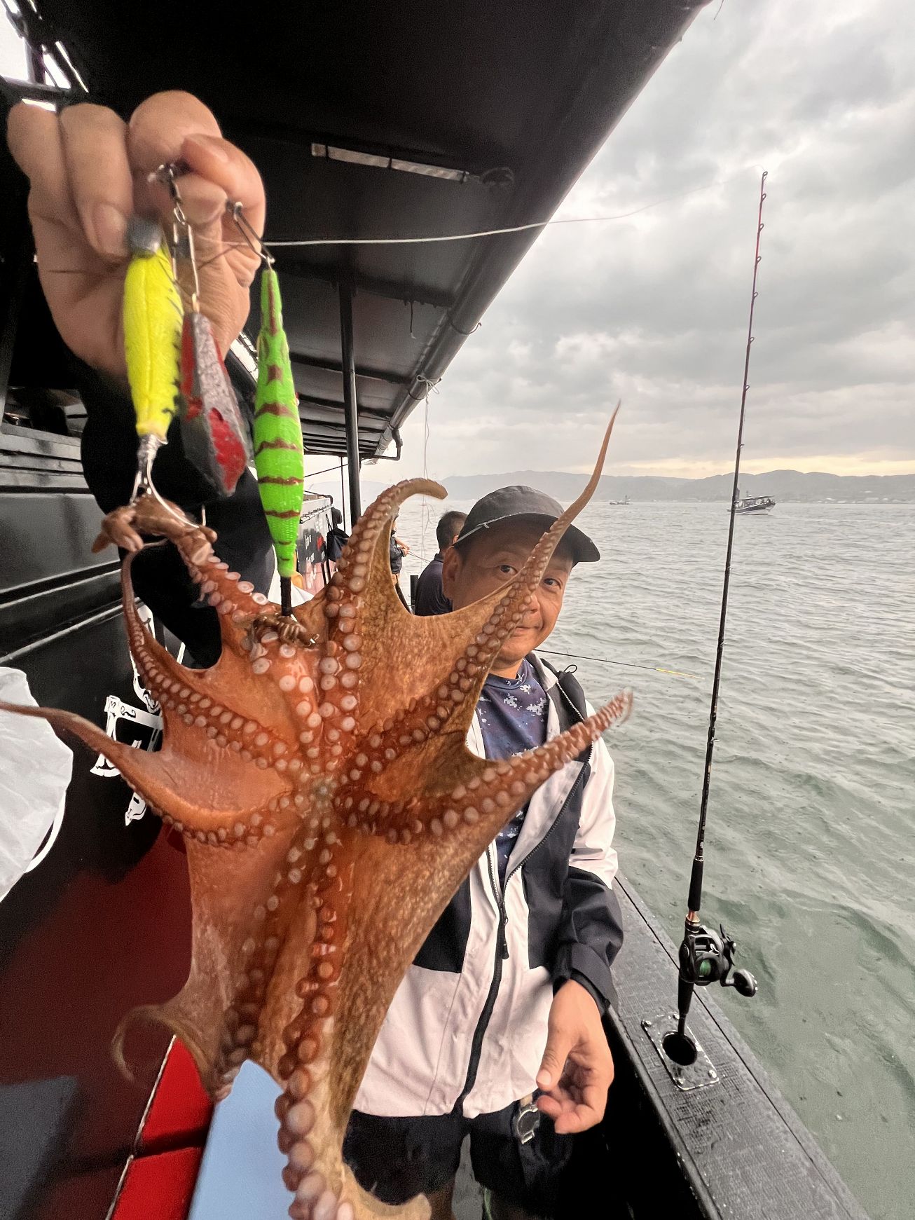 釣果速報「 8/7 (木) タコ🐙便」 - 黒い釣り船パイレーツDAIYUMARU